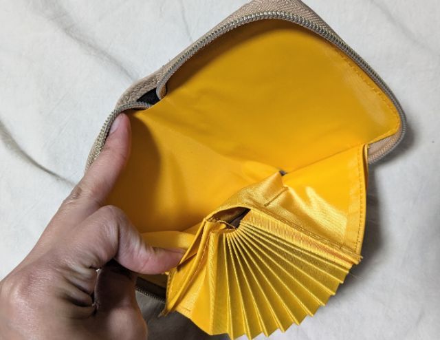 お札入れを開く