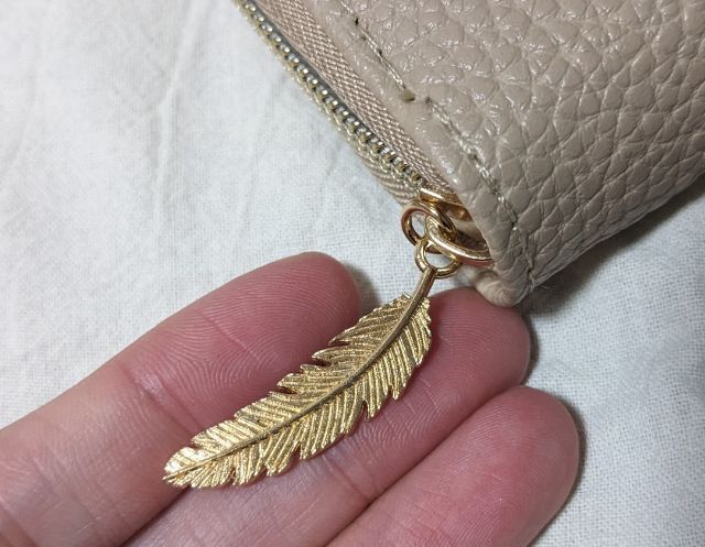 引き手の部分エレガントな羽のモチーフ