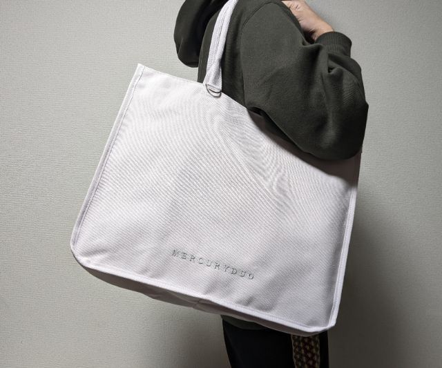 ラベンダーカラートートバッグを持ったところ