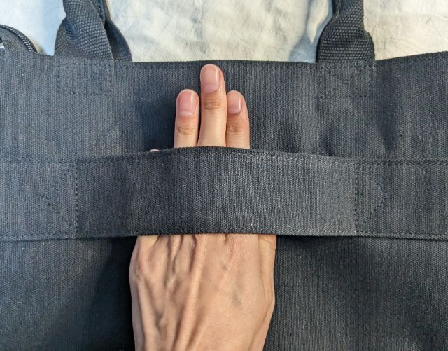 背面のキャリーバー