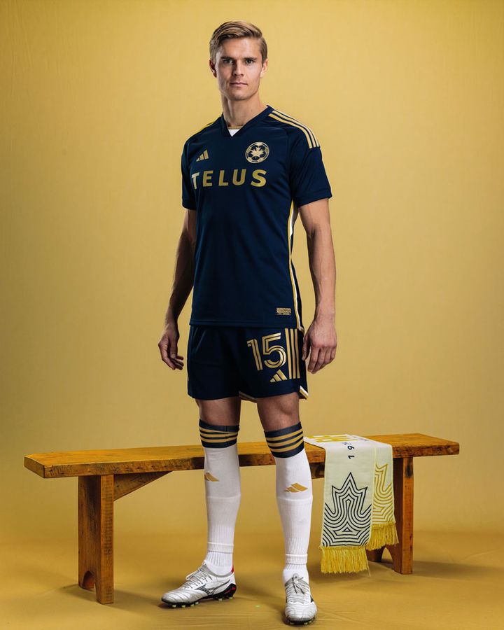 高丘陽平が所属のMLSバンクーバー、2024新ユニフォームを発表！「黄金エンブレム」の50周年記念モデル