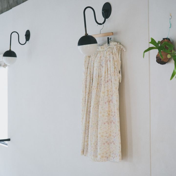 春に向けて手に入れたい、蝶の刺繍が舞う《ヤエカ》のフラワープリントスカート【マイスタンダードブック】