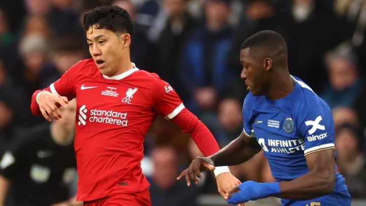 優勝後に松葉杖のリヴァプール遠藤航、クロップ監督が状態説明「深刻ではない」