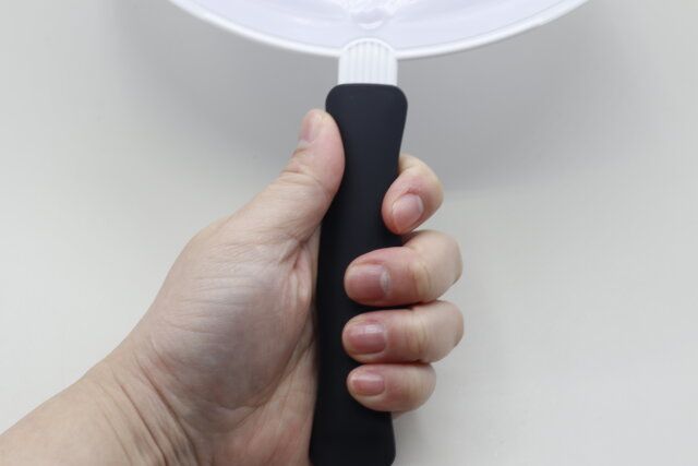 セリアのシリコンうちわ柄グリップは滑りにくく握りやすい