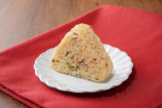 ローソンの天下一品監修 こってりスープ仕立ての炒飯おにぎり