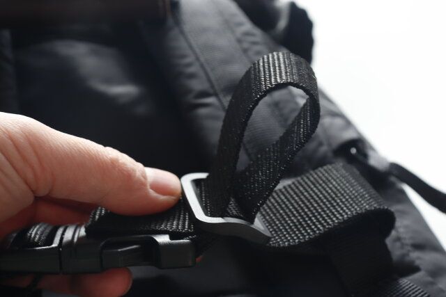 セリアのリュック肩ズレ防止ベルト（幅広タイプ）を取り付ける様子