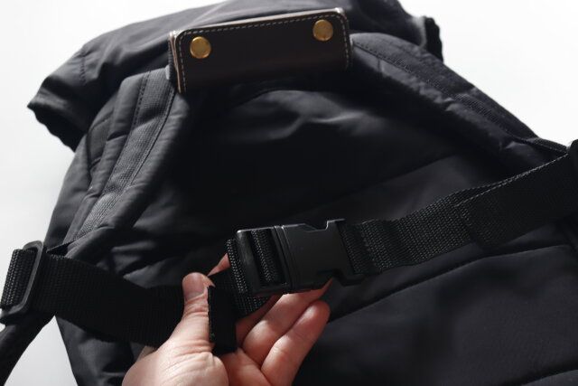 セリアのリュック肩ズレ防止ベルト（幅広タイプ）を取り付けたリュック