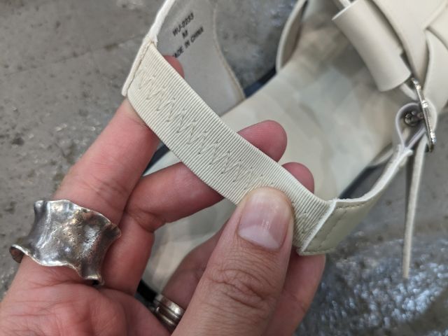 グルカサンダルのバック部分