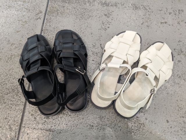 黒と白のグルカサンダル