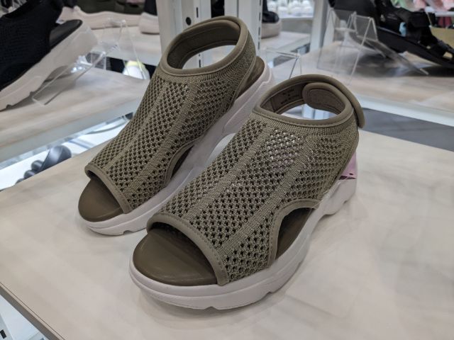 オープントゥのニットサンダル