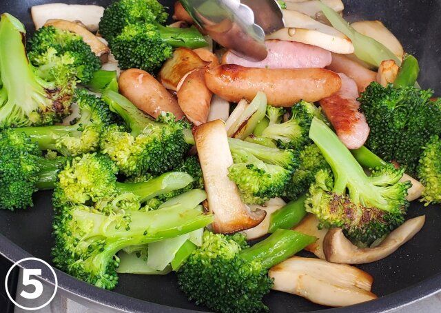 ブロッコリーとウィンナーとエリンギのカルボ風ソース絡め レシピ 具材を焼く