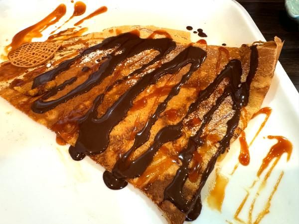 小さなカフェセルクルのチョコソース追加クレープ