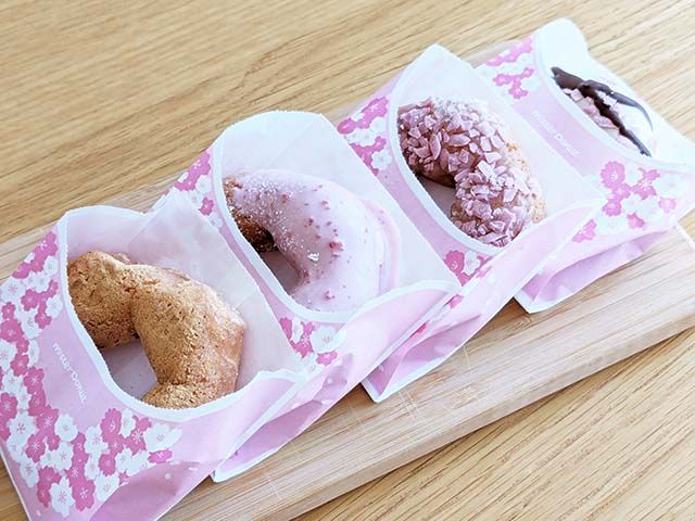 【ミスタードーナツ】「桜もちっとドーナツ」全4種がテーブルに並べられている様子