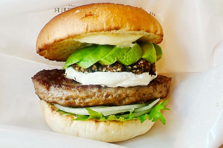 クラシックアボカドクリームチーズバーガー～わさび香るサクサク醤油～