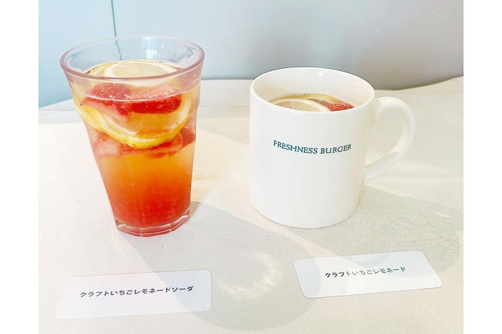 （左）クラフトいちごレモネードソーダ（ICE）、（右）クラフトいちごレモネード（HOT）