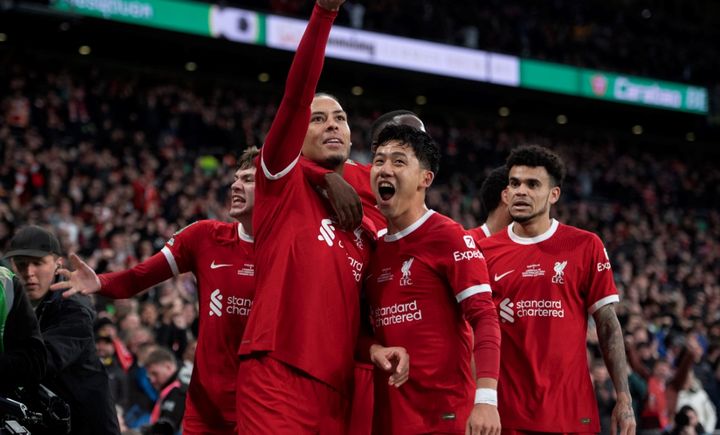 遠藤航をひとりにさせない！？リヴァプール優勝後にあったファンダイクのやさしいハグ