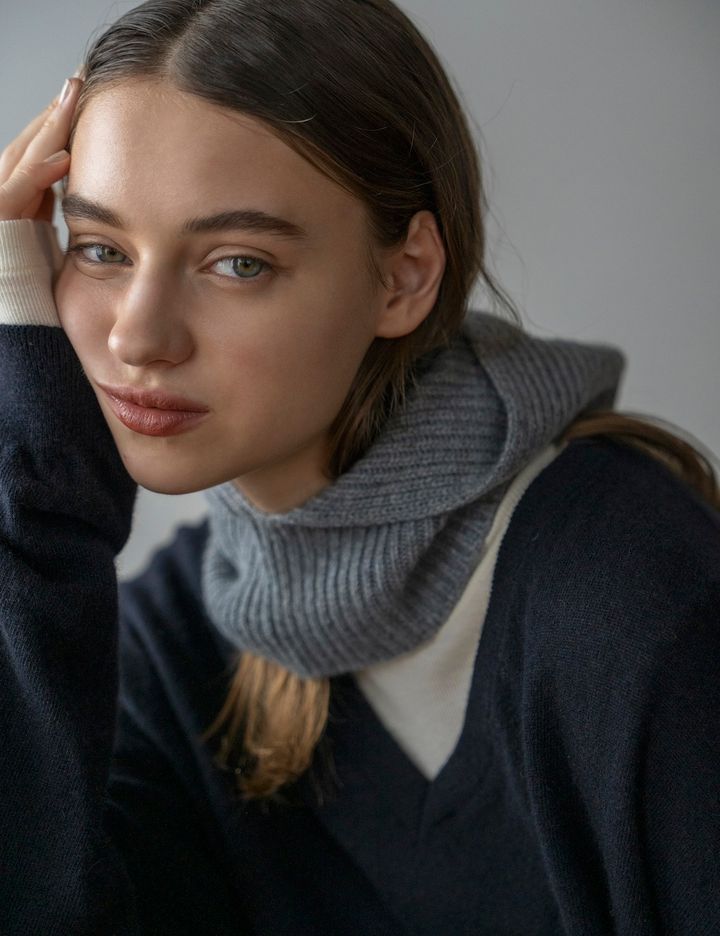 ベージュのコートの着こなしは？黒のVネックが万能です。【Vネックニット着こなし-05】