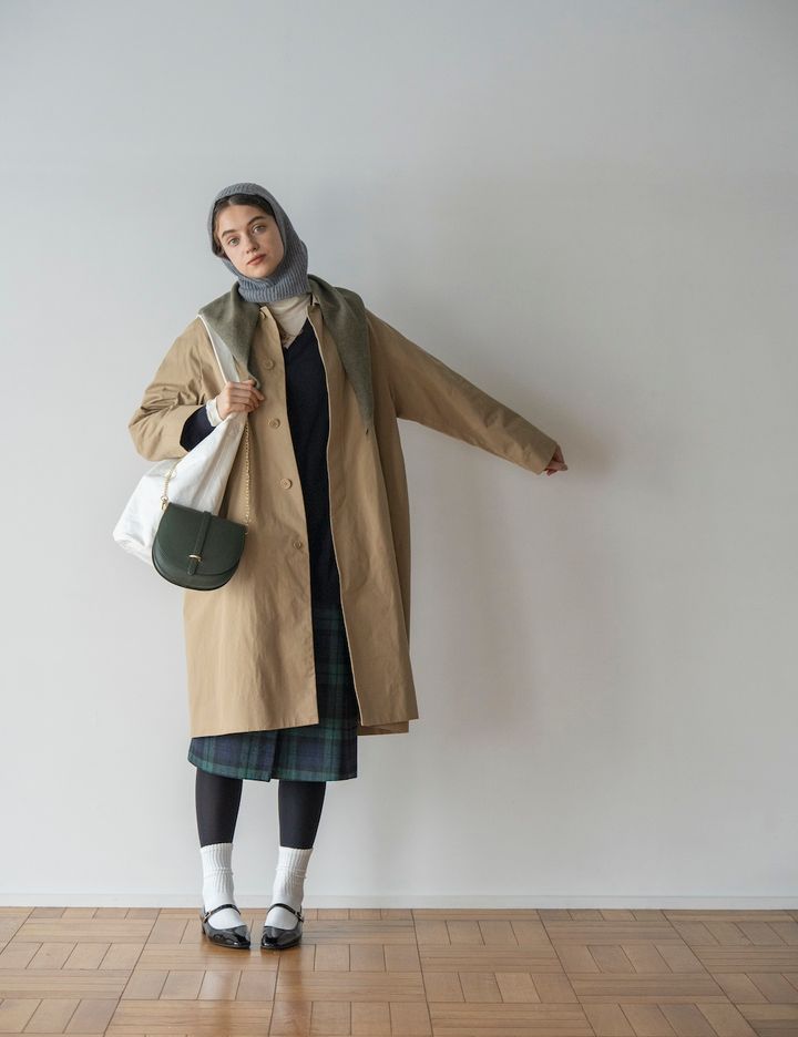 ベージュのコートの着こなしは？黒のVネックが万能です。【Vネックニット着こなし-05】