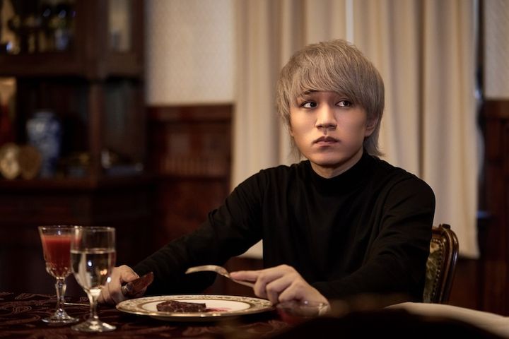 WEST.神山智洋が“生肉”ステーキを頬張り、ナイフを片手に当て…？ 主演ドラマ『白暮のクロニクル』場面写真