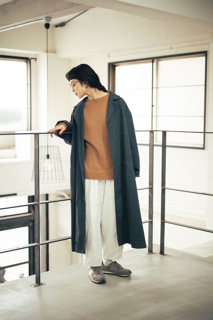 気分は春。オレンジニット×白パンツで軽やかに【FUDGE FRIEND おしゃれさんの毎日コーディネート vol.327｜田中真里奈】