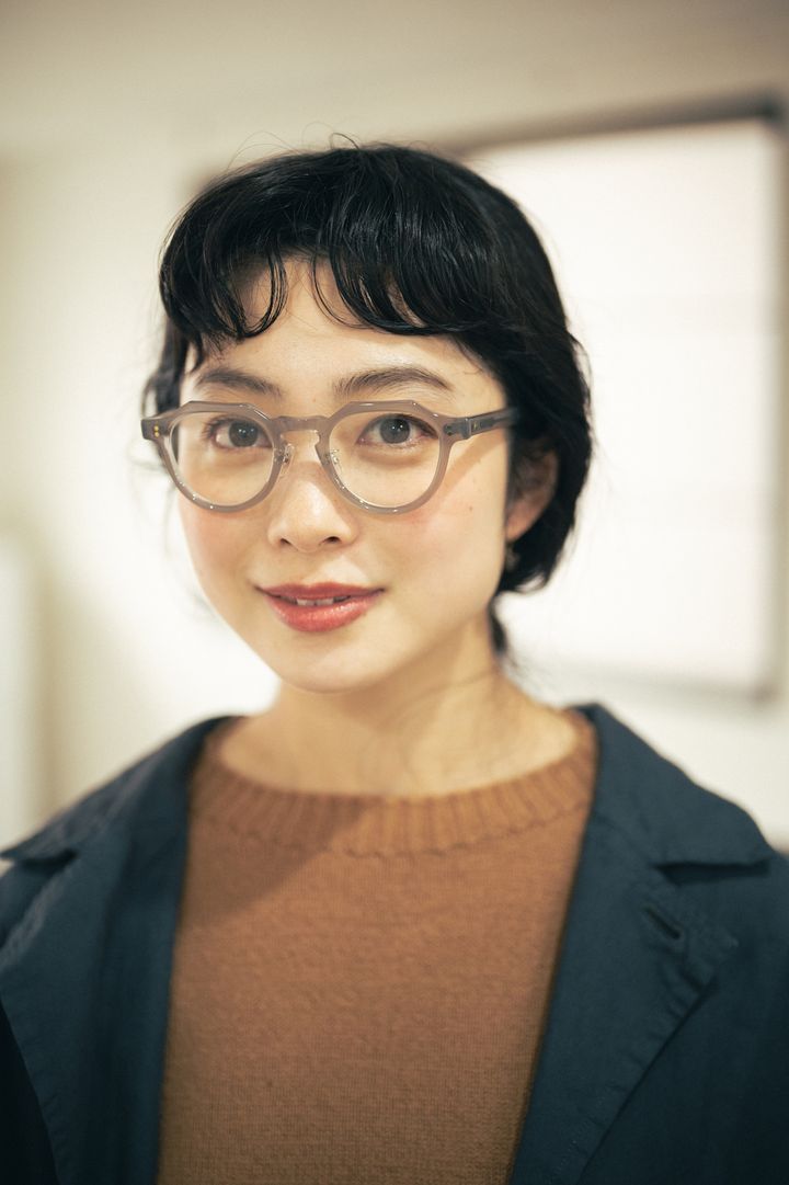 気分は春。オレンジニット×白パンツで軽やかに【FUDGE FRIEND おしゃれさんの毎日コーディネート vol.327｜田中真里奈】