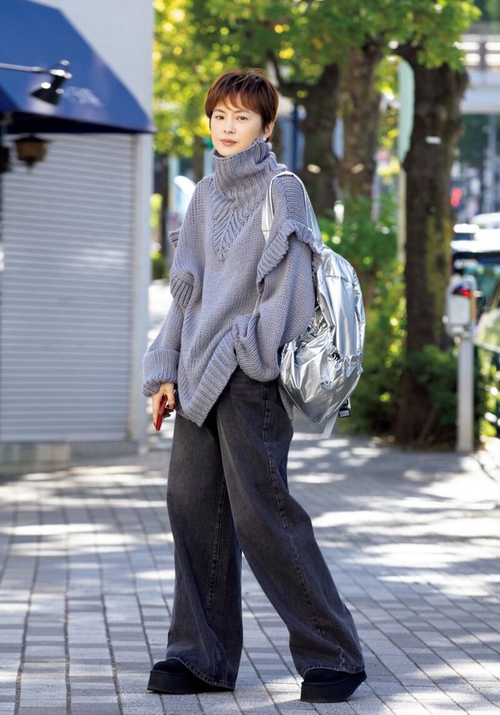 雑誌GLOW2月号の人気コーデ 今宿麻美さんの黒デニムスタイル