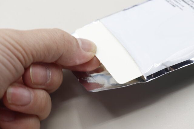 セリアのアクリルミニチャーム M／X ぷよぷよの中身を取り出す様子