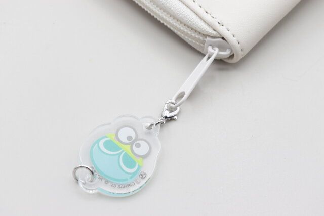 セリアのアクリルミニチャーム M／X ぷよぷよをファスナーにつけた様子