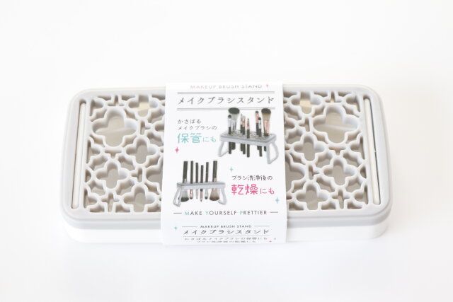 セリアのメイクブラシ スタンド グレーのパッケージ