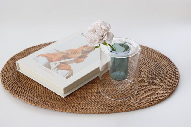 ダイソーのダブルウォールガラス花瓶（円筒型）を飾った様子