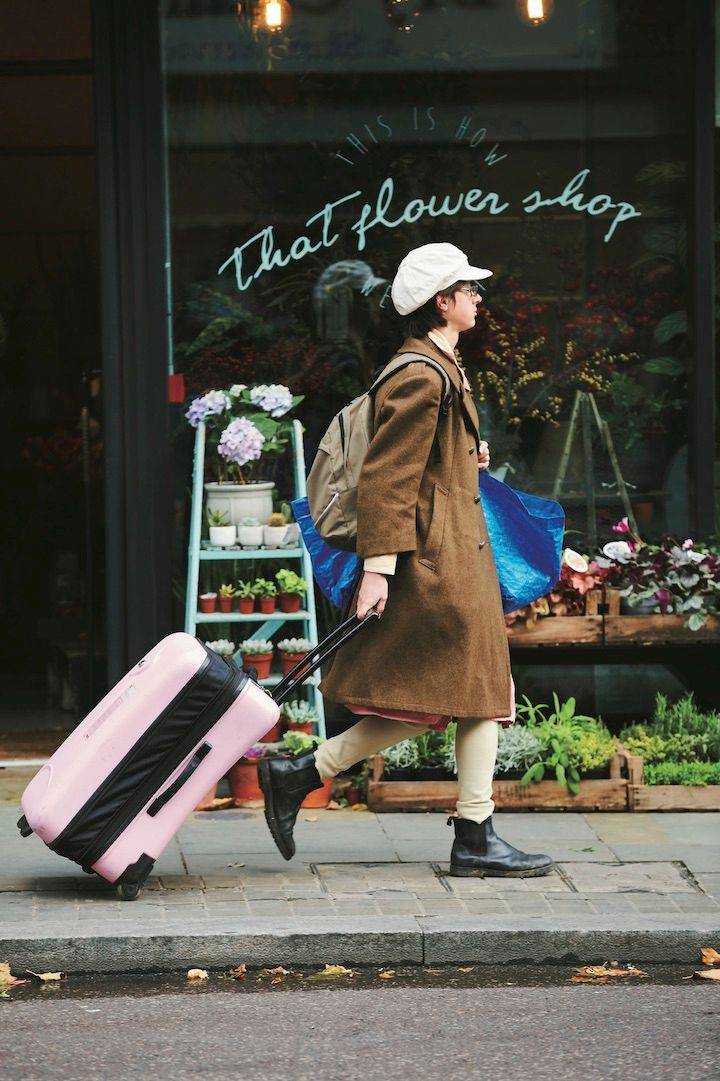 冬の重くなりがちなコーデにはパステルカラーの小物を合わせてメリハリを