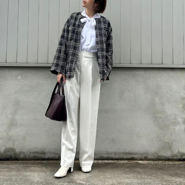UNIQLOのレーヨンボウタイブラウスとツイードジャケットとスラックスのコーデ