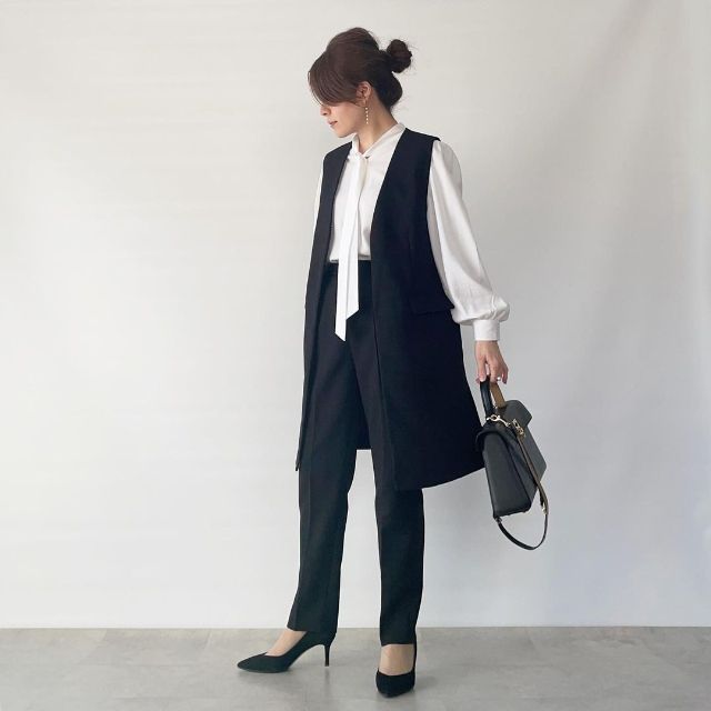 UNIQLOのレーヨンボウタイブラウスとジレのコーデ