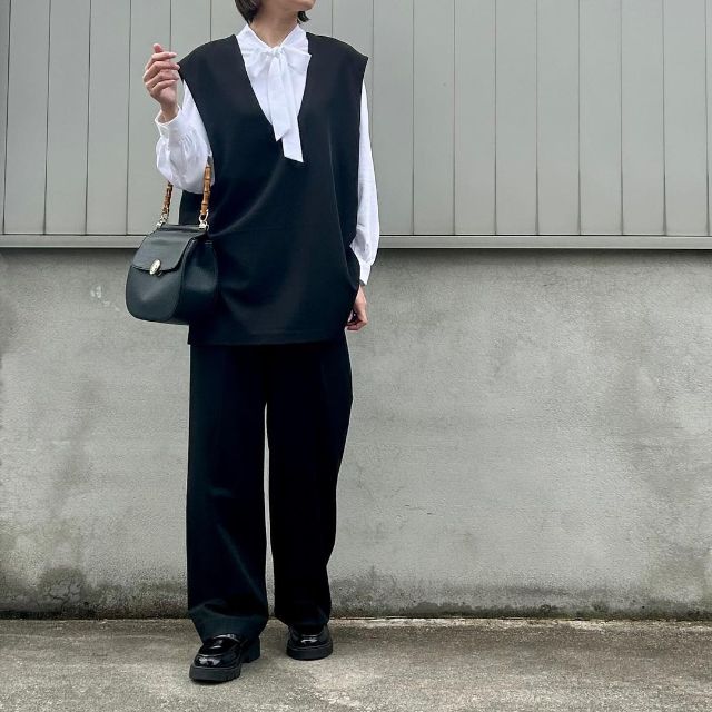 UNIQLOのレーヨンボウタイブラウスとベストのコーデ