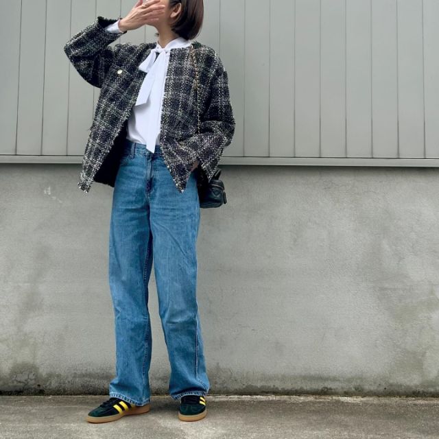 UNIQLOのレーヨンボウタイブラウスとツイードジャケットとデニムのコーデ