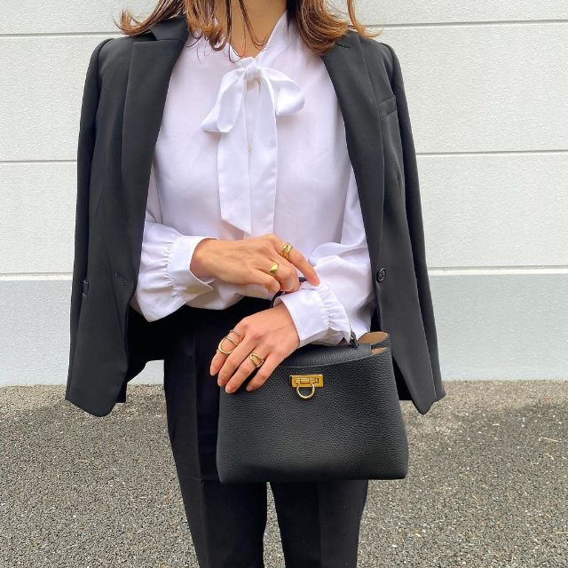 UNIQLOのレーヨンボウタイブラウスを着用