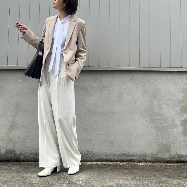UNIQLOのレーヨンボウタイブラウスとベージュのジャケットのコーデ