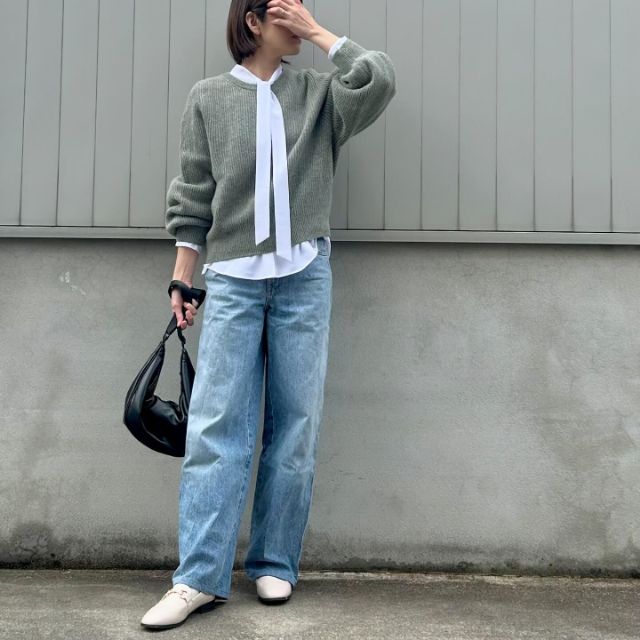 UNIQLOのレーヨンボウタイブラウスとグレーニットのコーデ