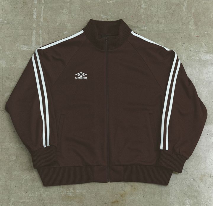 ベッカム時代の“SHARPユニ”がモチーフ！『UMBRO×BELPER×M TO R』トリプルコラボの新作コレクションが登場