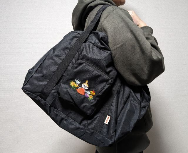 黒を肩にかけたところ