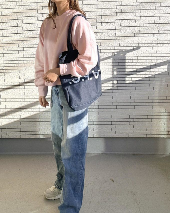 無印良品のライトピンクの「スウェットシャツ(クルーネック長袖)」×デニムパンツ