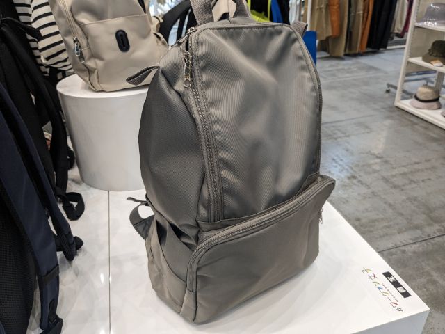 カーキ色の撥水マルチユースマザーズリュック