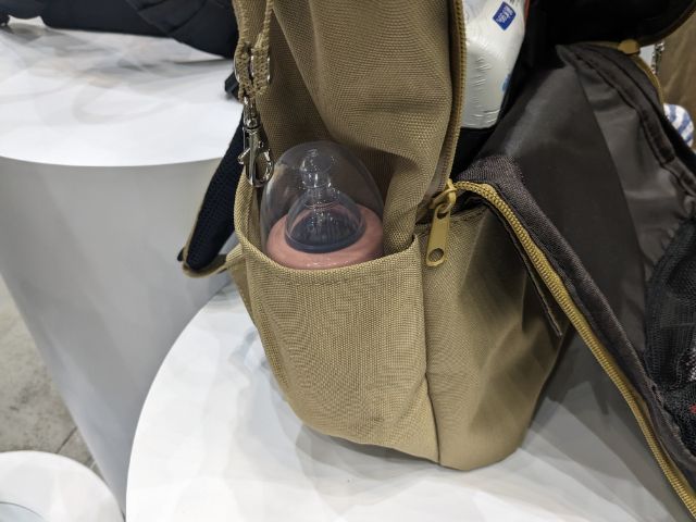 ベージュ色のあれこれまとまるマザーズ＆ファザーズリュックⅡのボトル収納