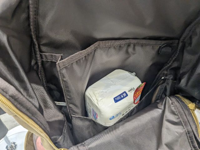 ベージュ色のあれこれまとまるマザーズ＆ファザーズリュックⅡの内ポケット