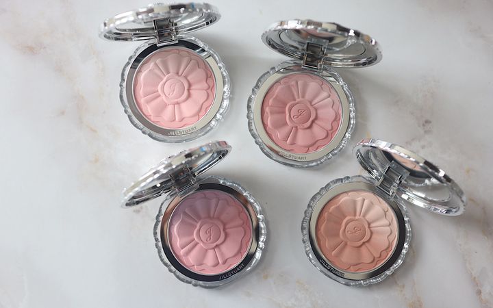 ジルスチュアートの「パステルペタル ブラッシュ」全スウォッチ！イエベ、ブルベ別のおすすめも紹介