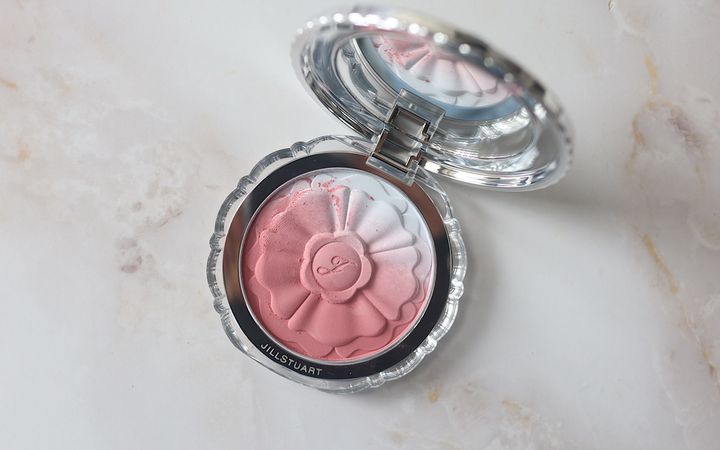 ジルスチュアートの「パステルペタル ブラッシュ」全スウォッチ！イエベ、ブルベ別のおすすめも紹介