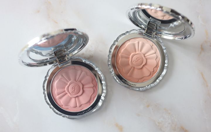 ジルスチュアートの「パステルペタル ブラッシュ」全スウォッチ！イエベ、ブルベ別のおすすめも紹介