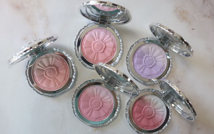 ジルスチュアートの「パステルペタル ブラッシュ」全スウォッチ！イエベ、ブルベ別のおすすめも紹介