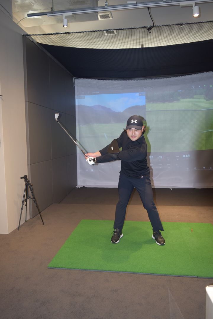 「サングラスをかけて振る」だけ！スウェーが簡単に治る練習道具とは？