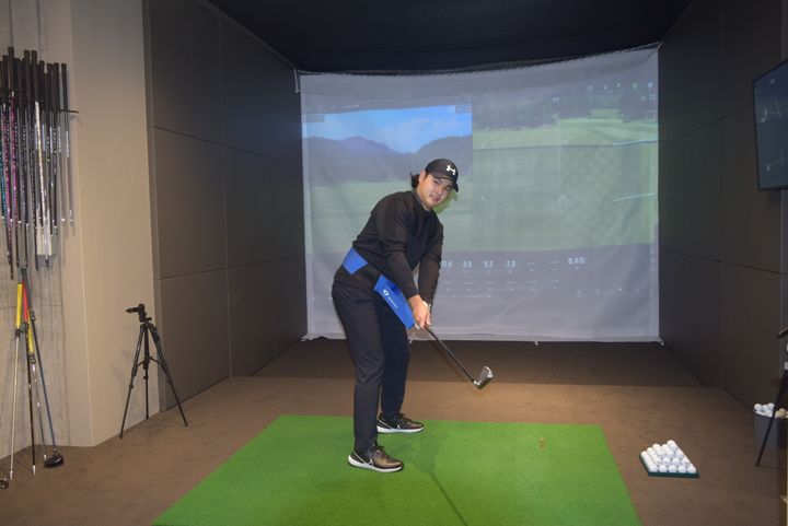 「サングラスをかけて振る」だけ！スウェーが簡単に治る練習道具とは？